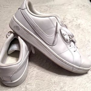 Women’s Nike white shoes size 11. Worn twice. Like new.